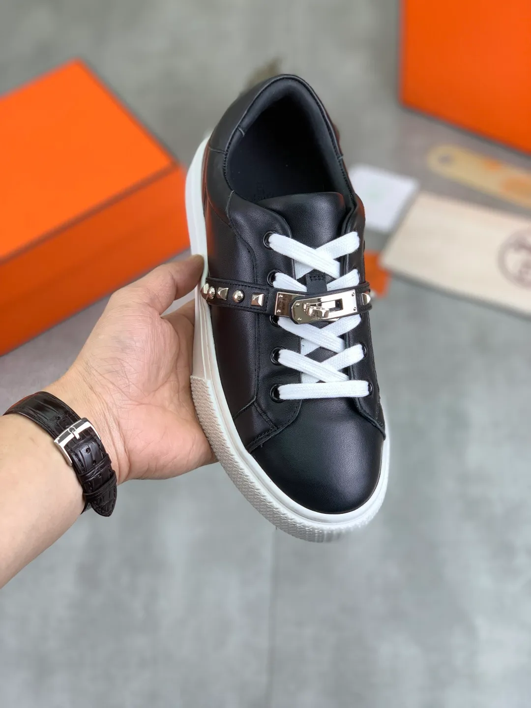 Men's men's shoes 💰P640 New Hermes top version Hermès classic couple style #𝐊𝐞𝐥𝐥𝐲 buckle casual white shoes skateboard shoes that will not conflict with shoes at all. Full of unknowns, Hermès rarely produces flat casual shoes and they are paired with classic palladium-plated Kelly shoe buckles! You'll fall in love with it at first sight. It's super versatile and can be worn with any skirt or pants. 🉑️Close your eyes and wear it. It's super noble. Fabric: Specific cowhide/canvas material. Lining: Sheepskin lining. Outsole: Original molded TPU outsole. Size: 35-45.